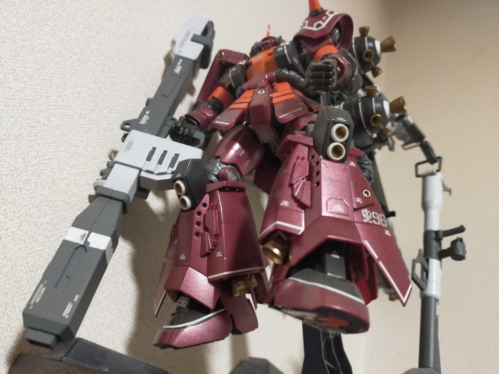 全体はブラッディレッドで塗装し、兵器はオリジナルの塗分けをしてみました。