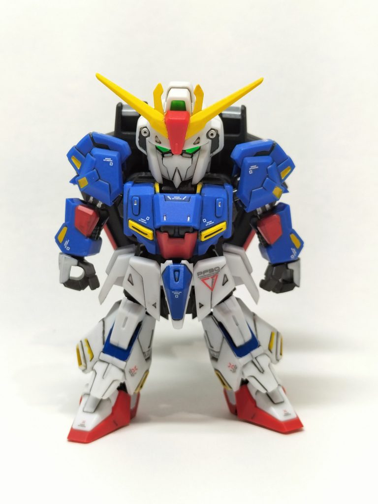 一方で色分けはシールが多く結構色が足りません💦小さいので部分塗装は苦労しました(gundam-kao4)