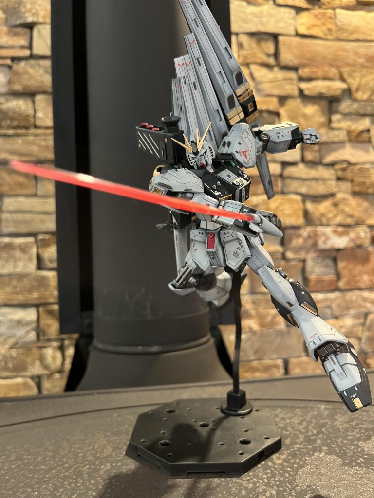 お次はビームサーベルを振りかぶってポージング! νガンダムのビームサーベルは形状が刀の様になっていてとてもカッコいいです(๑>◡<๑)