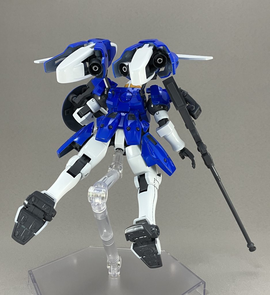 ・スーパーバーニア本来肩についていますが腕と一緒にバーニアも動いてしまうため、最近のキットは胴体横に接続アームがついています。個人的には殺人的な加速なら背中にがっちりと極太アームをつけた方がいいんでしょうが、背中がゴツくなると印象も変わりそうで悩ましいところです。今回は折衷案で横と背中に設置してみました。