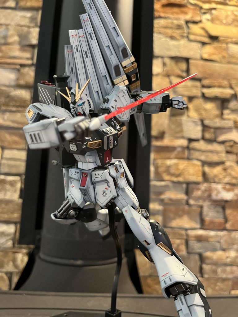 お次はビームサーベルを構えてポージング! νガンダムはどの武装を持たせてもカッコいいですね♪(๑ᴖ◡ᴖ๑)♪