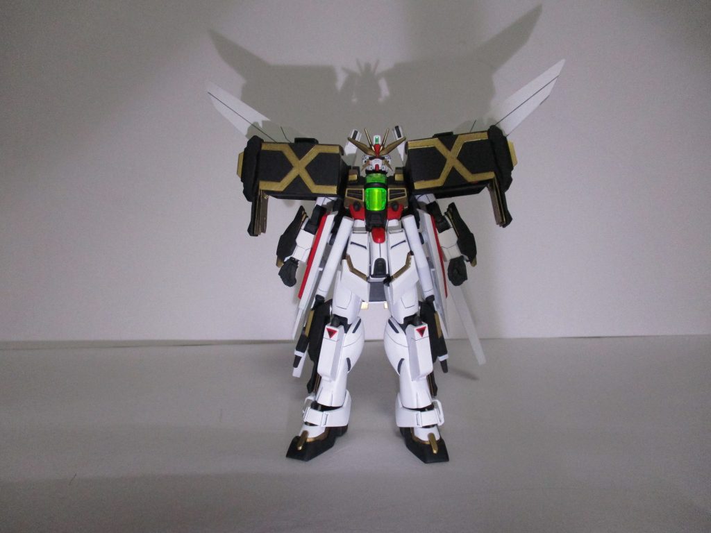 HGAWガンダムDXをベースに、他のフリーデン所属ガンダムの要素を足し合わせるコンセプトの下、特に火力面を増強した、という設定です。