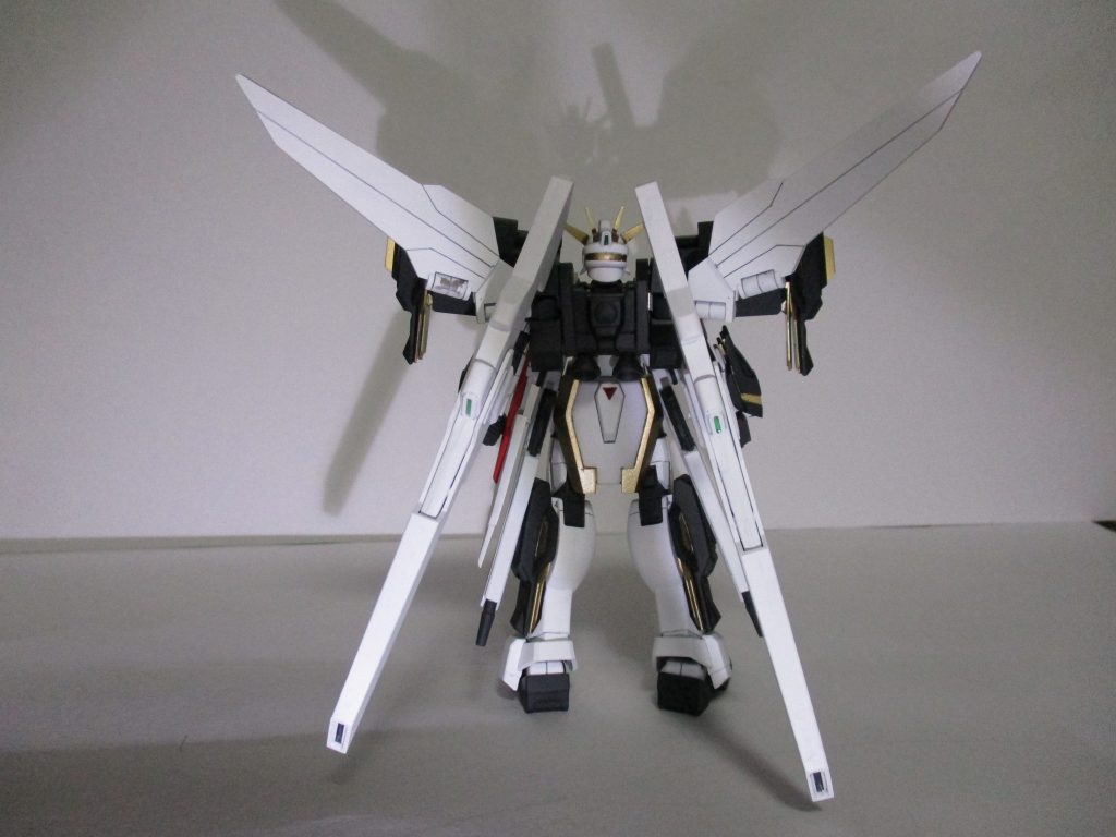 全身に彫り込まれた特徴的な金のラインはリフレクトスラスター。ガンダムX魔王にも施されているものと同じく、リフレクターとエネルギーコンダクターを兼ねたものです。