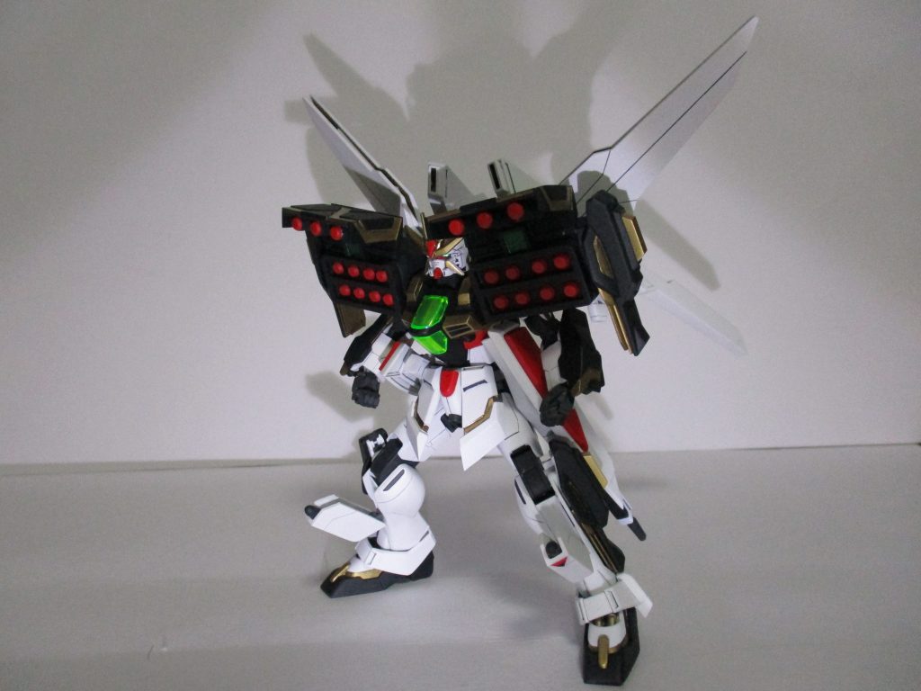 HGAWガンダムレオパルドからコンバートした、という設定のショルダーミサイル&ホーネットミサイル。総火力は相当な物になります。