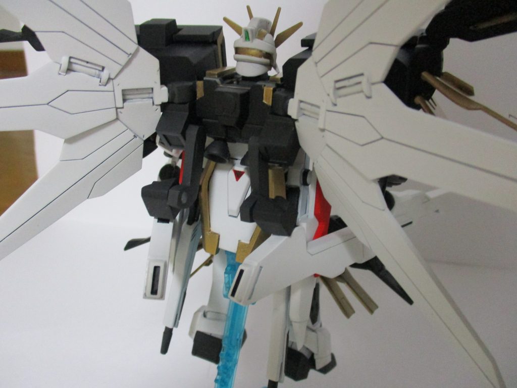 バックパックの元々ツインサテライトが付いていた部位を切り取り、それを自作のアームで繋ぐ事で下から展開出来るようにしてあります。