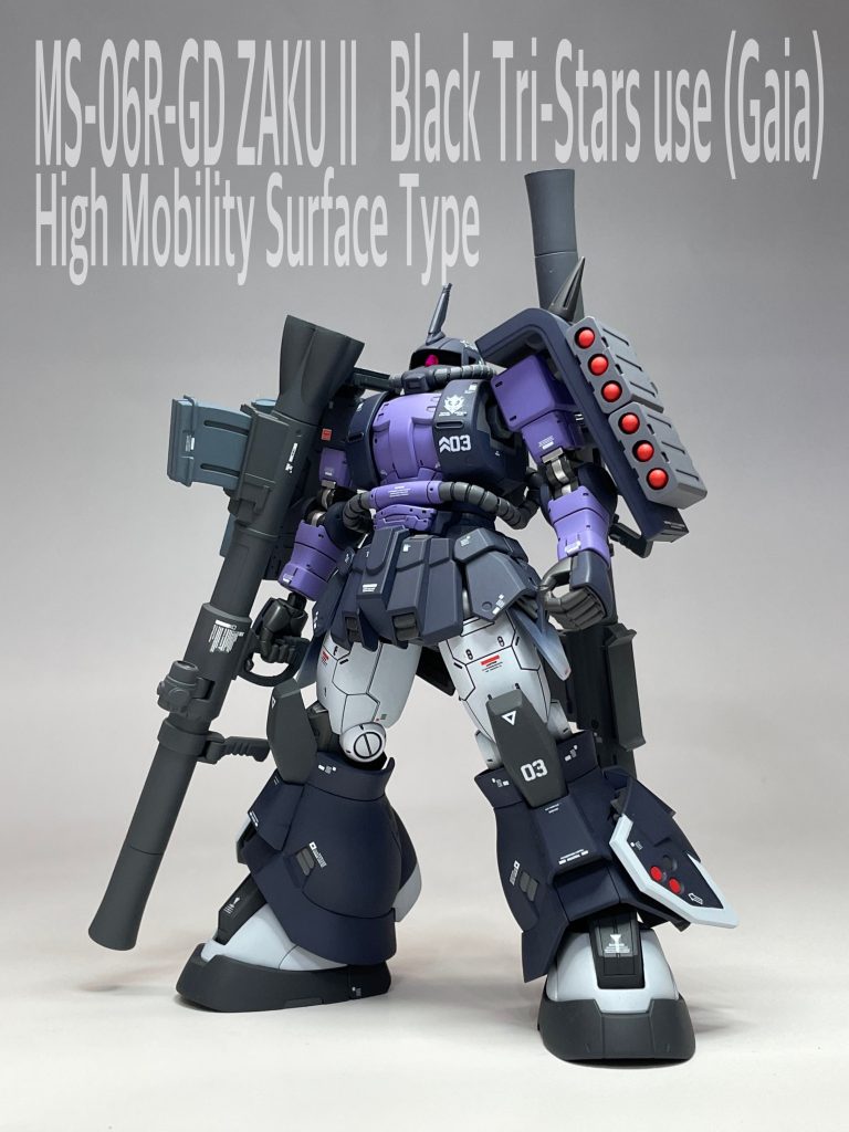 とにかくバズーカを好きなだけぶっ放せるように、タイプの異なるバズーカ2本装備し、ショルダーアーマーにも、予備弾倉を2つずつ配置しました。あと、この機体、十字だった膝の形をどうしたら良いのかが鬼門でした。