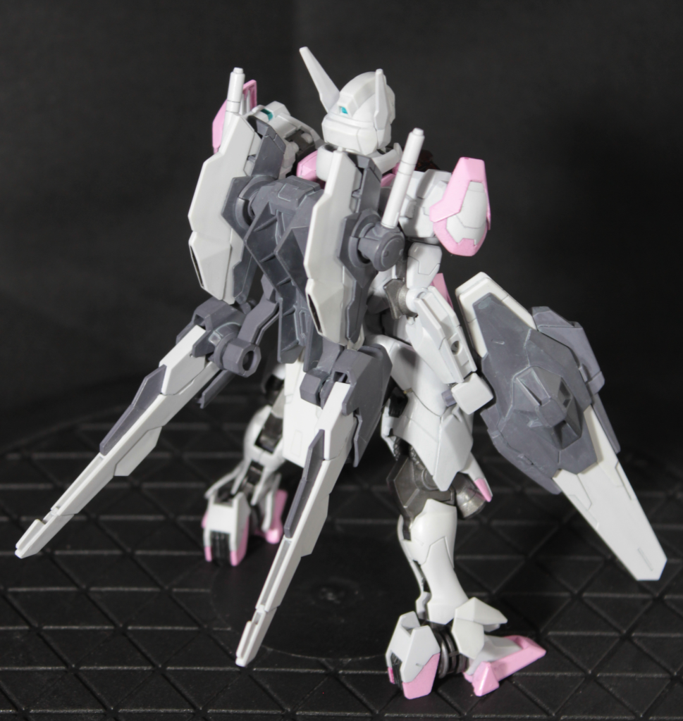 最終的に大腿部内部パーツを3分割。膝関節部と股関節パーツ軸受け部に分割、大腿部前面に見えるフレーム部も分割して塗装後にハメ込み。これでマスキング無しで塗分けできました。これ以外には気になったスジボリの強調以外とくに手を入れてません。