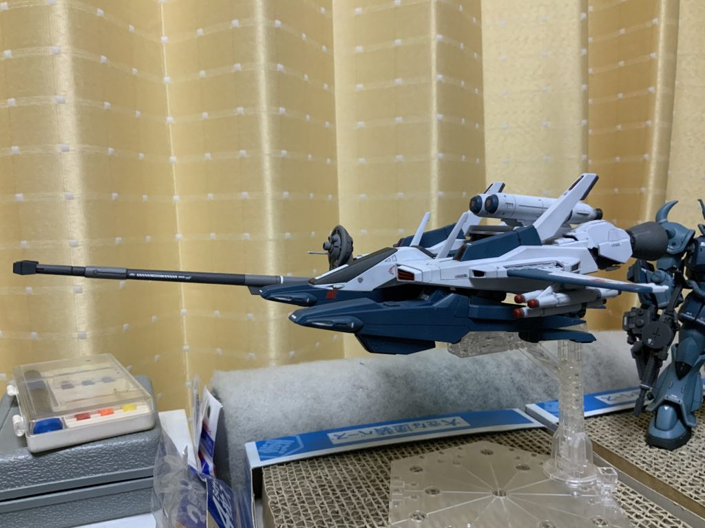 GディフェンサーはGアーマーの後継機種という設定なので、作戦により、単機で大気圏を突破できる物を開発していてもおかしくない。勿論、モビルスーツも一緒にですよ。単機で大気圏を突破しても武装が貧弱では意味がないので、前方火力重視でランチャーの強化は必須。更に小規模艦隊を突破できる様に、ミサイルを装備です。 何を制作しようか悩んでいたんだけど、。ジャンクからバラバラGディフェンサーを見つけたー😅なので、復活させる事にしましたー😆今度、モビルスーツとドッキングさせて、スーパーモードにしたいなー😁