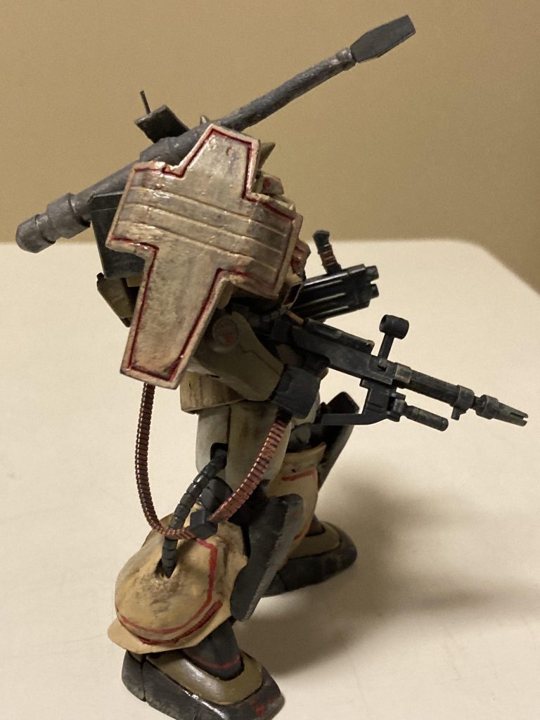 シールドもポリパテ複製です。裏側にカットしたキットのシールドを貼り付けています。