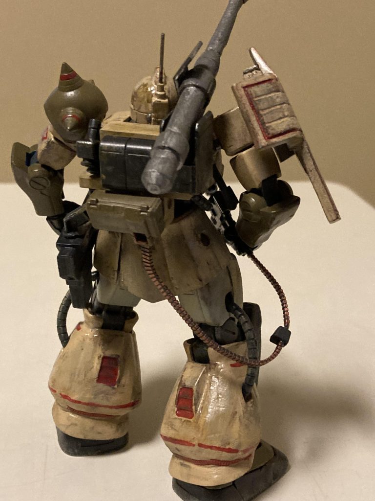 ジャンク品のハーフキャノンでしたので、バックパックのパーツが一部ありませんでした。ので、せっかくだから、オリジンザクの弾倉マシンガンを装備させました。脚部は大きすぎますね😓