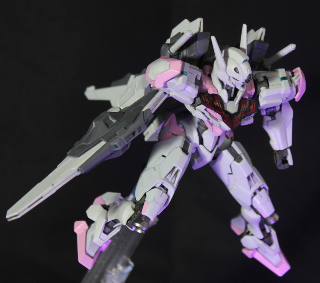塗装は基本的インストどうり。クレオスのラッカーメインで。基本的にエアブラシ塗装。細かい塗り分け、塗装後の傷のリカバリーは筆塗りです。ホワイト部はクールホワイト+パープル+黒でそれっぽく。ピンク部は白：ワインレッド（マルーン）を7：3～6：4くらい。バックパック等は以前アップしたFAZZのバックパック等に使ったグレーを再利用。関節部は黒鉄色+フラットベース。バーニアノズルはこの上に焼鉄色、スーパーアイアン2をドライブラシっぽく塗り重ねました。目とかセンサー部はシルバーの上に蛍光グリーン（ガイアカラー）
