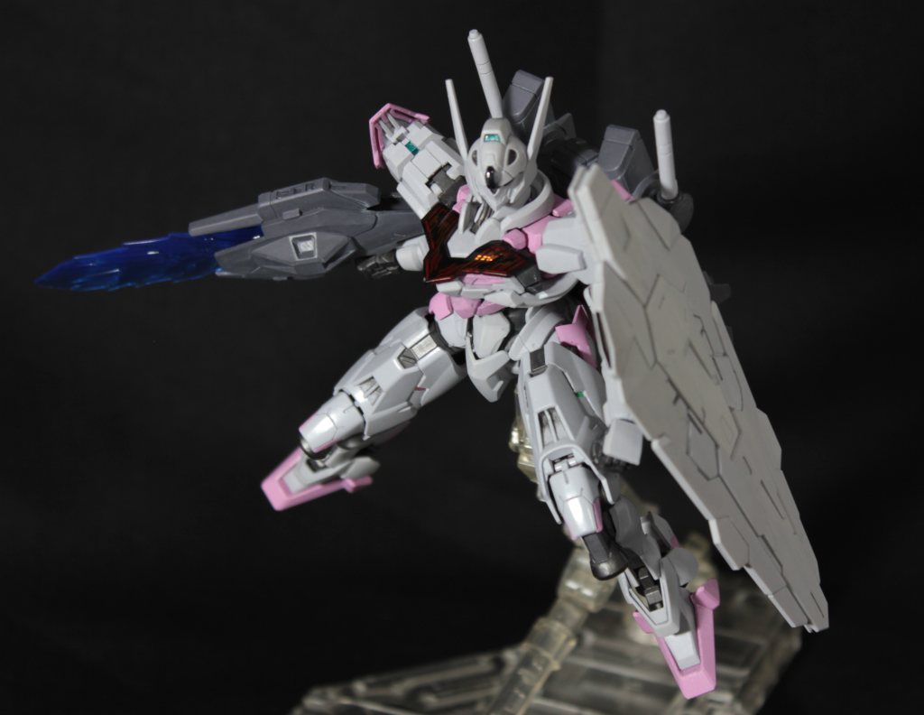 キット自体には特にいじるところもない感じですね。やったのは組み立て後表面に見えるパーティングラインを消したり、パーツ平面のヒケを削るくらいです。そうは思いつつパチ組でしばらく（半年以上）放置しつつ唯一気になったのが大腿部側面の接着の合わせ目を消しつつフレームパーツの塗分けをどうするかでした。これが結構面倒でした。