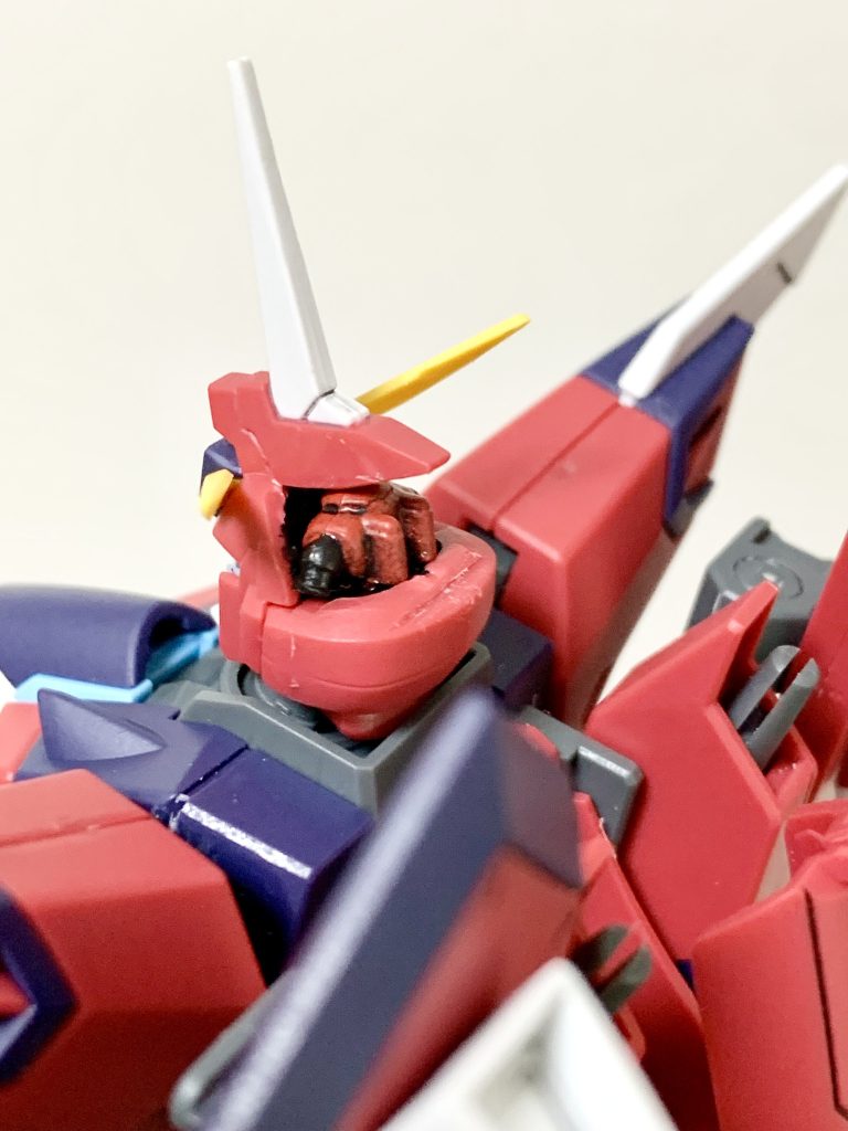 後ろから見るとこんな感じです。HGのサイズ的に、完全には隠せませんでした。