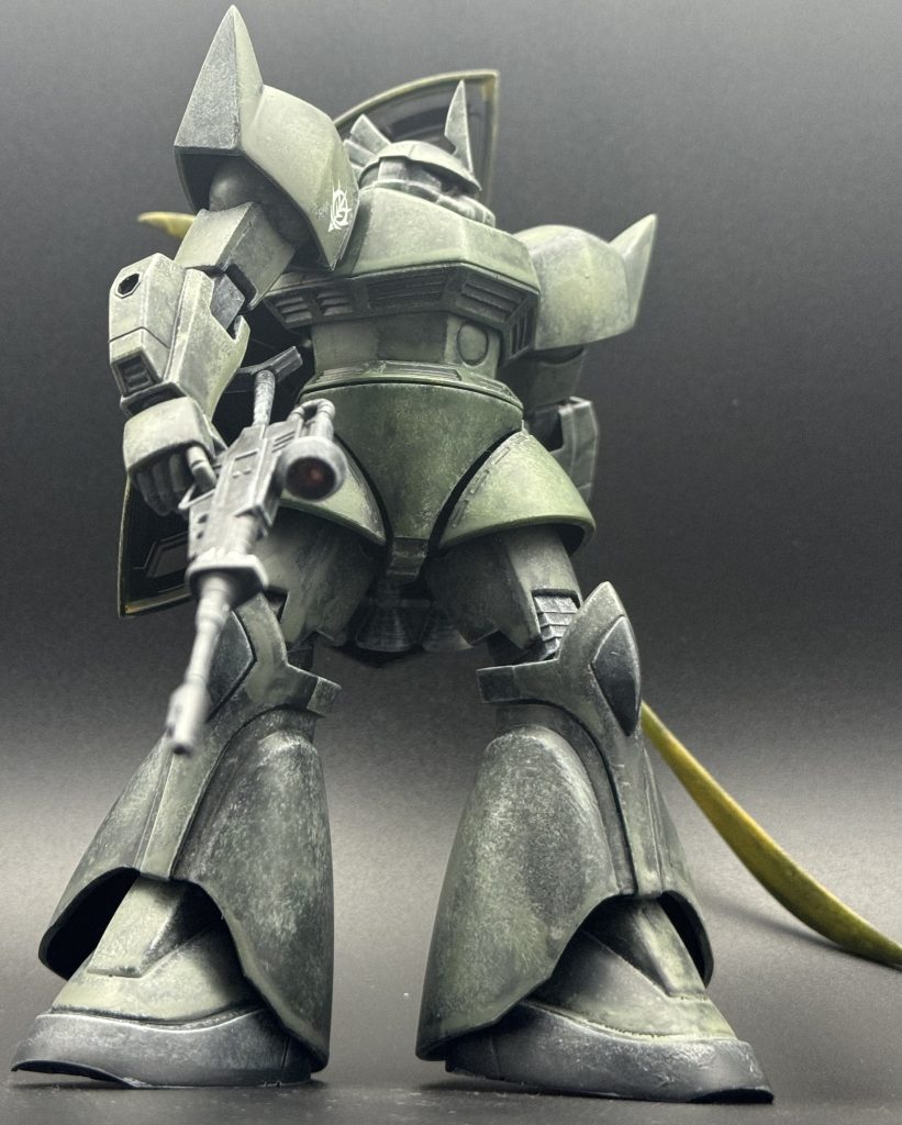 黒サフに白を砂吹きしてその上に色を薄く乗せたもの。モノアイやライフルのスコープも手描きしているところがお気に入りポイント。