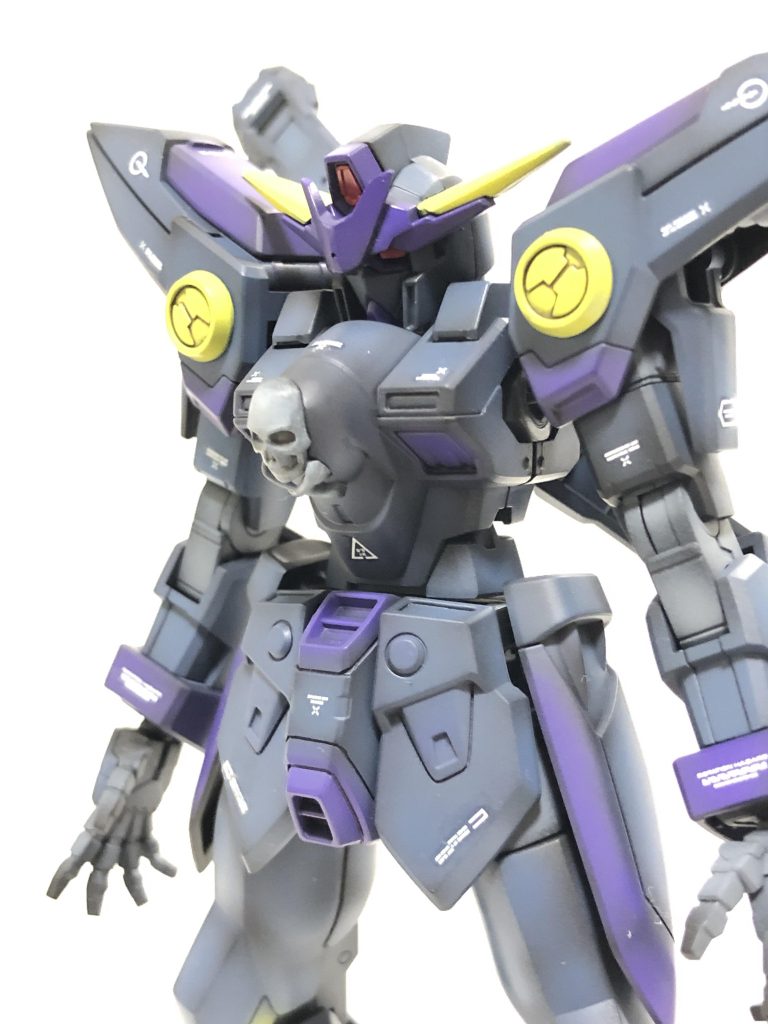 胸部へパテを盛って、ドクロレリーフを装着出来るようにしています。頭部もちょっと目つきが悪く見えるようにアンテナを追加しました。