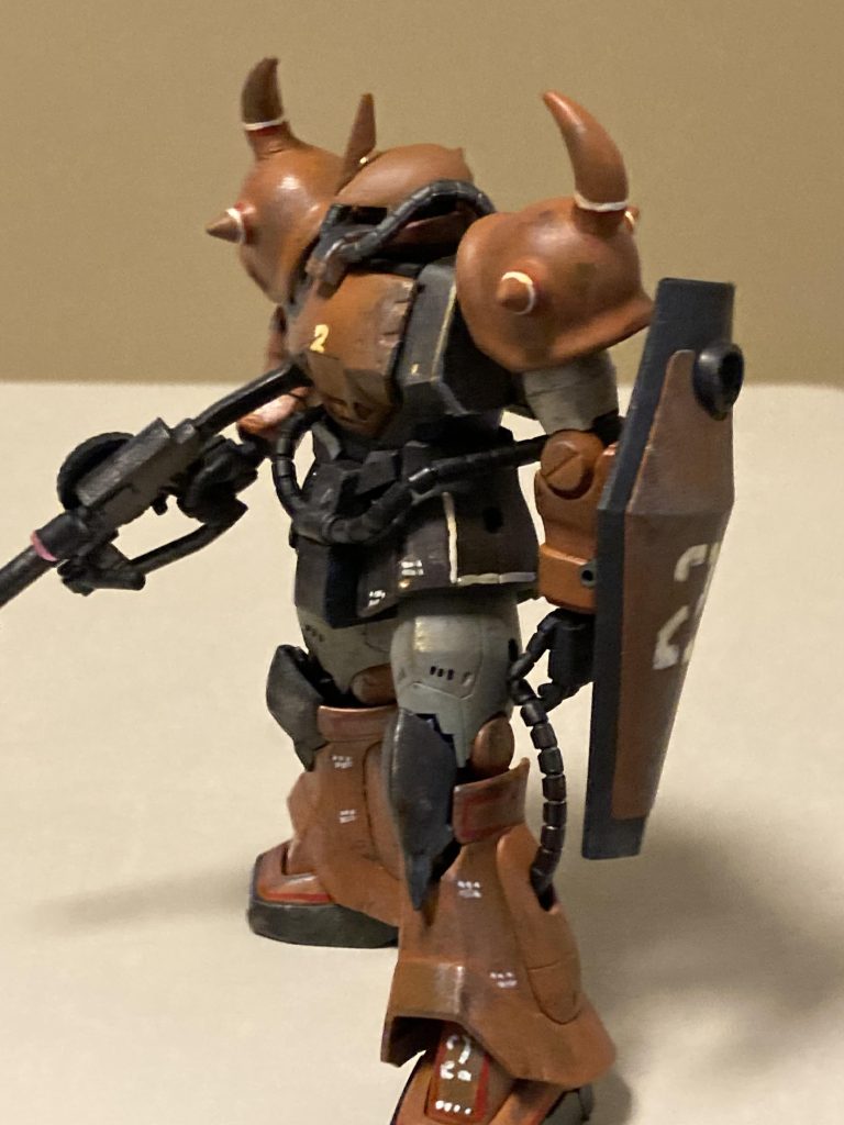 シールドはピンバイスで腕に穴を開けてます。