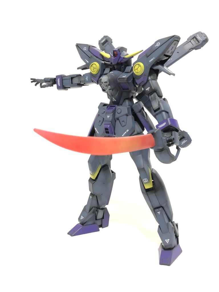 武器はビームザンバーのみです（漢らしい）めちゃくちゃ余談ですが、今回製作時間が取れなさすぎて、塗装は今日1日で突貫で終えました。（マスキングをはしょって塗り分けるという強行手段に出ました）なので、生暖かい目で見守っていただけると助かります…