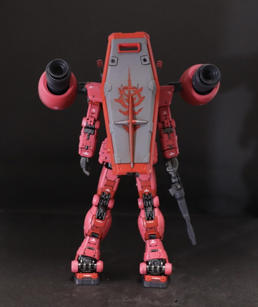 背面シールドのジオンマークは手書きです。