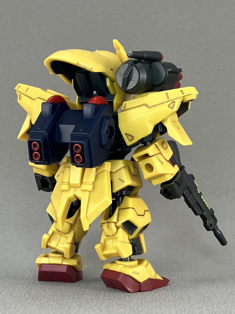 個人的に百式改シリーズは、元祖SD百式改のイメージが強いのでツインアイは緑。ちょうどシールに謎の緑の余白があるのでセンサーと同じ色にできますね。センサー類は付属シールの上からUVレジンのせました。