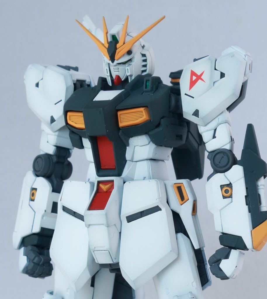 上半身が小さいのが気になったので1mmプラバンを貼って横幅増し。右胸上のアンテナをつけずに蓋をしました。肩は分割が変な感じだったんでバーニアと一体化してる部分を切り離して加工。腰フロントアーマーはHGみたいな普通（？）の見た目に改修。  