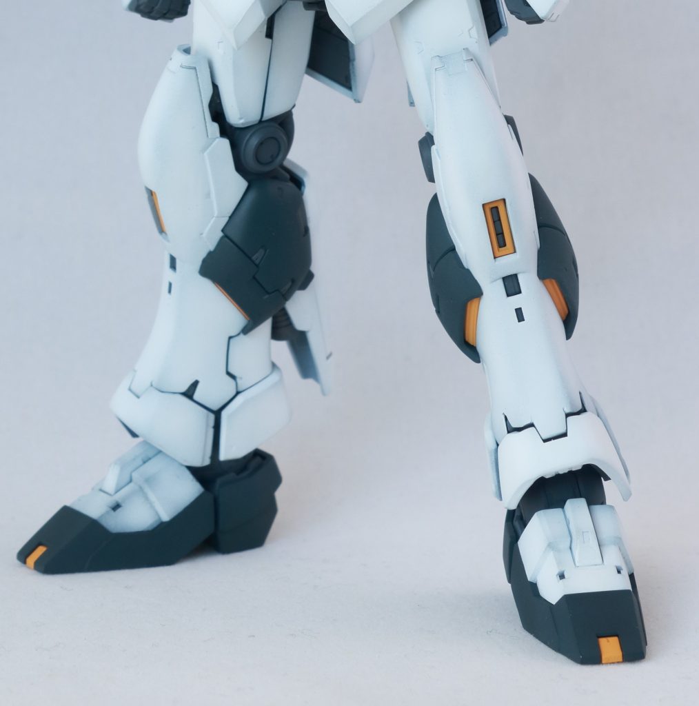 膝の装甲が割れるギミックは豪快で凄く見えますが分割線となんかめちゃめちゃ物が挟まりそう…というのが気になってしまって接着してしまいました。裾のところも一体化しなかったのはなぜ…。スネのディティールもちょっとくどかったので削りました。