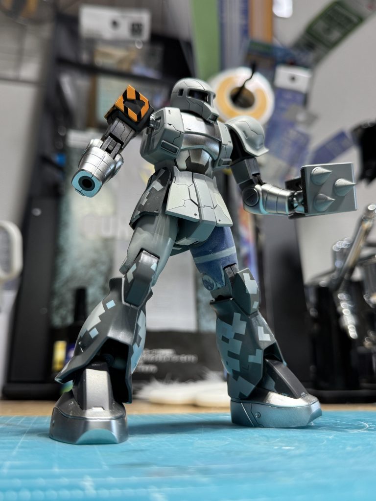 ザクIはちょっと短足の為、太腿を2.4mm延長。かなりイメージが変わったと思います。