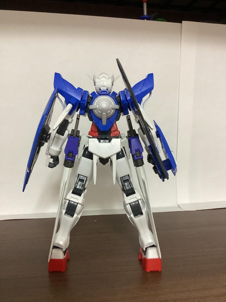 本機のベースはあくまでもエクシアなため肩のケーブルは露出したものになっている。