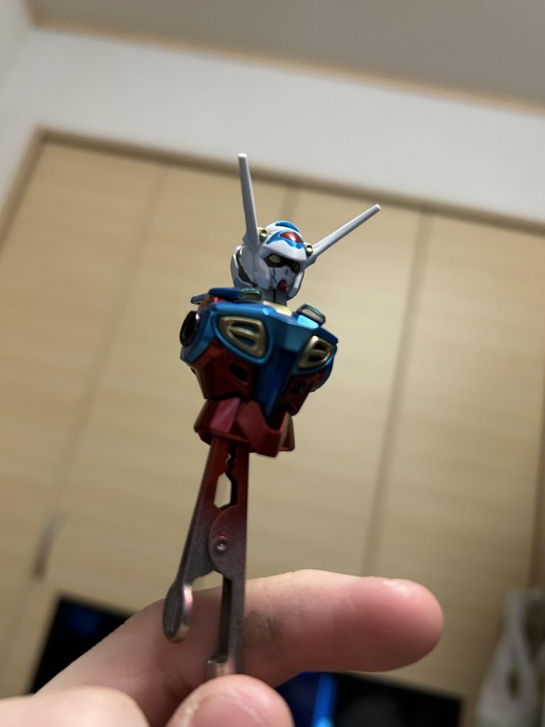 〜制作過程と見比べ雑流し〜今回クリアパーツが多いキットだったので以前制作したキット同様磨こうと思ったのですが、個人的にクリアパーツの色味自体を深くしたかったため裏からコスモメタブルーを吹いておりますクリアパーツ下のパーツにシルバーでも良かったのですが、前述した通り一体化パーツも多く色分けがめんどくさそうだなと思い裏吹きを選択しました。コスモメタブルー自体が割とラメラメしてる印象でどうなるか予想できなかったのですがいい感じに控えめに治ったのでgooです