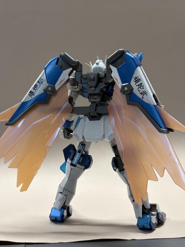 背中側はだいぶ手抜き。(特にデカール)なおバーニングは暴走族っぽい当て字候補から、ガンダムは武人ぽい当て字から選択してこの組み合わせにしました。一般的なガンダムの当て字とはあえてずらしています。