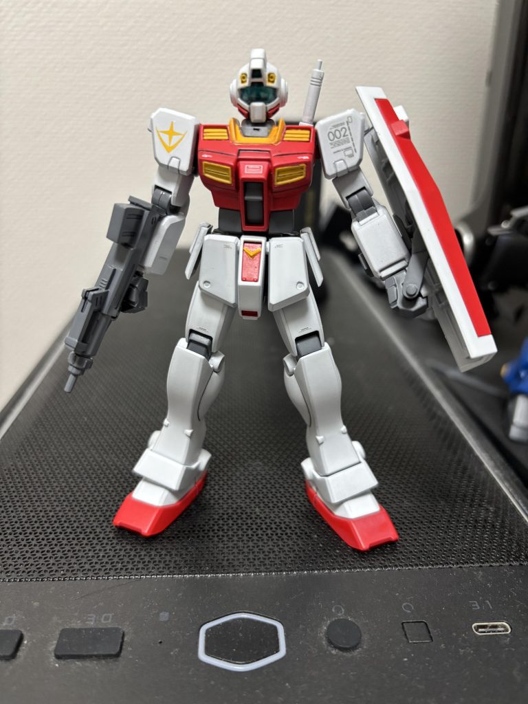 寒冷地から引き上げられたジム寒冷地仕様を北米にあるオークリー基地へ輸送しそれをテスト機として改修された機体になります。当初はジムコマンドのコロニー内仕様を集める予定でしたが…880円だったのと似ているからこれはこれでいけるか…という事で頑張ってジム2カラーに仕上げて通常機っぽく仕上げました。