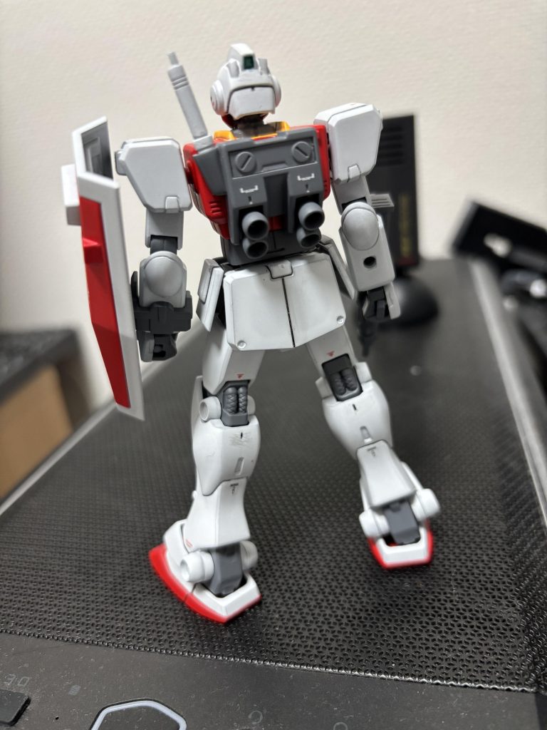 今回のデカールは量産機というのを理由にシンプルな貼り付けに控えて楽をしてますw