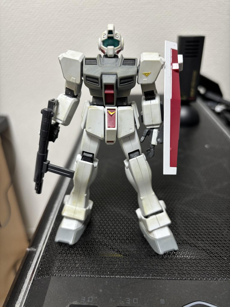 元の方はこのようになっておりちょっと暗ぼったいのが気に入らなかったのでカラーリングを変えたのと随所に見られる合わせ目の数々はほぼ消しました!あとは胸部ダクト周りに定番の筋彫りを追加し、コクピットハッチの上部のあたりを筋彫りを入れた後に切削を行いディティールアップを行いました。