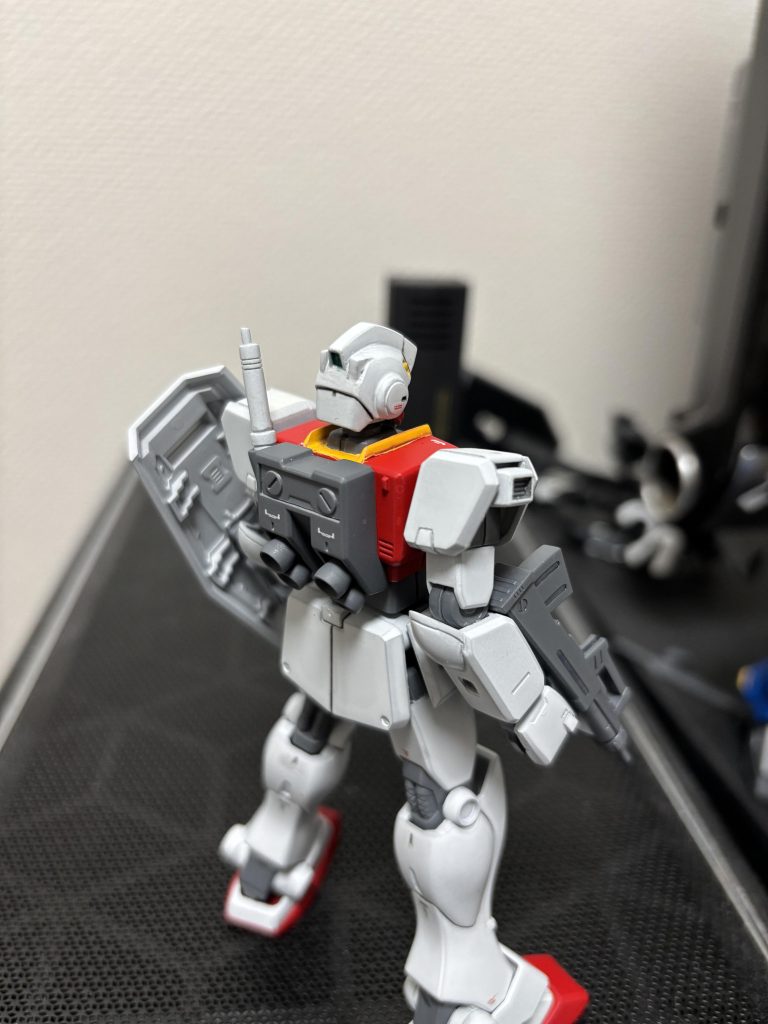 後頭部にアンテナがあった所は紛失していたのでプラ板で形を整えてアンテナレスで仕上げて穴埋めして、側頭部の丸い部分もプラ板で円形の板を貼りディティールアップ!頭部が1番頑張って作ったので仕上がりに満足しております。