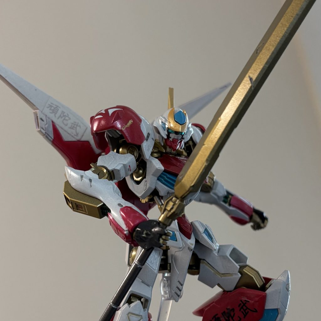 いや、ポージング的には全然我慢できてないんですけどね。しかし羽塗装の失敗が目立つ…