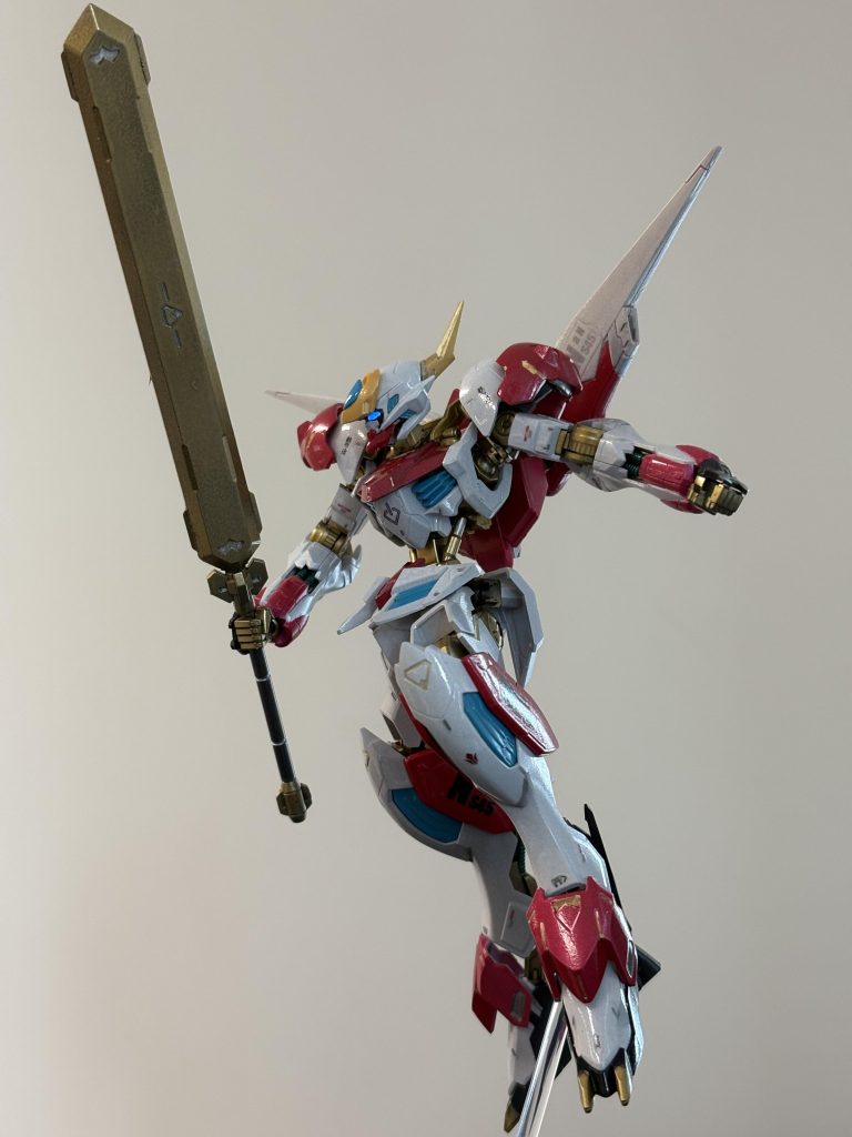 コトブキヤのレッドファイブの箱を眺めながら、紅白の格好良いロボット作りたいなーということで塗ってみました。ガンプラのダクトを水色に塗るのは自分では思いつかなかったと思います。スーパーファインゴールドを買ったので、試したくてあちこちに塗っています。途中、オーラロードが開かれそうになりましたが、そこはグッと我慢。