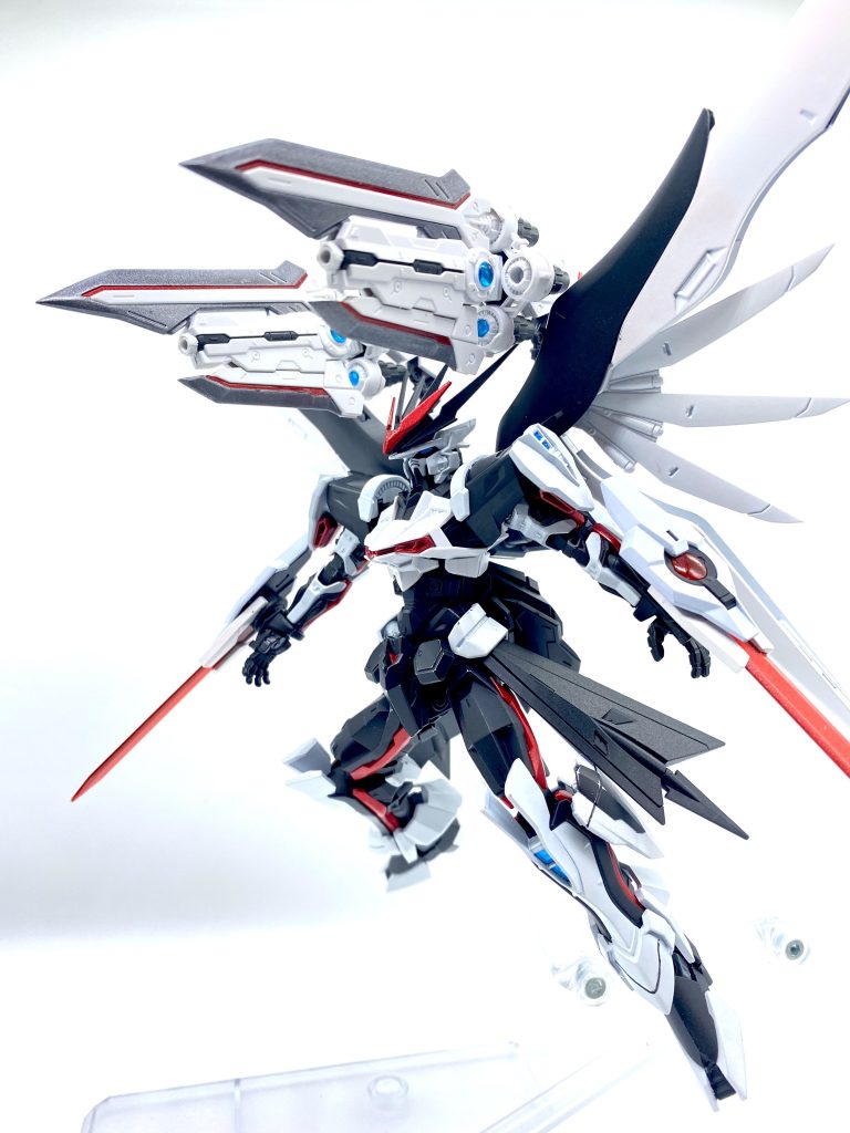 背中はヘリオスのバックパックを改造しつつデスティニーの翼を取り付けられるようにし、カレトヴルッフ2個をマウントして可動域も維持しつつ背中に取り付けた状態で前方に展開可能