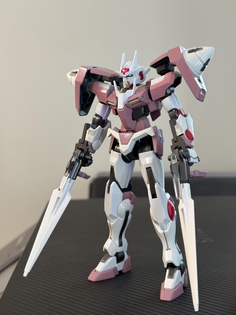 デカール前。なお今回の眼はクリアパーツの表に出ないところを蛍光イエローで塗って縁取りをブラックで塗ってという感じなので、内部から光ってます。弱いし、発光させづらいけど。