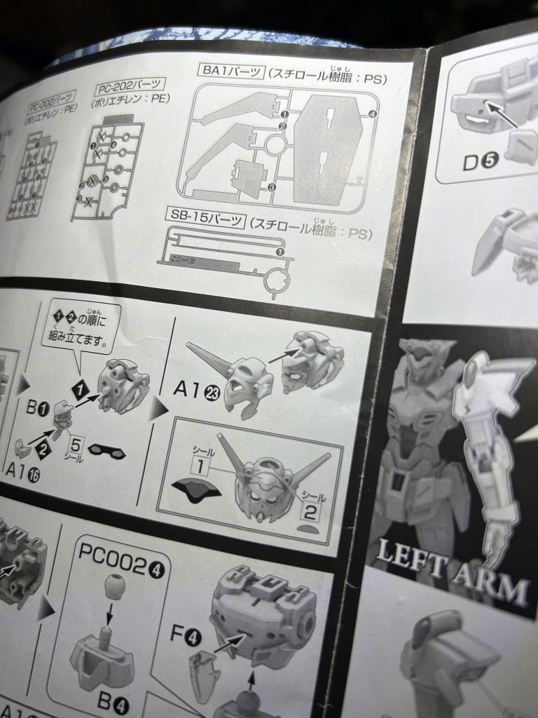 今回も一回仮組してから塗装したのですが、仮組の時点で「これ一回ハメたら取れんくない???」ってなるパーツがいくつかあったのと最近のHGばかり作ってたのもありシールが割と多く感じ、めんどくさがらず仮組しといて良かったと思ったキットでした。初っ端から挫折しかけたのが頭部で画像の様におでこあたりが一体化してたため気合いでやるしか無いなと思い下手ながら筆塗りと直塗りで塗りました