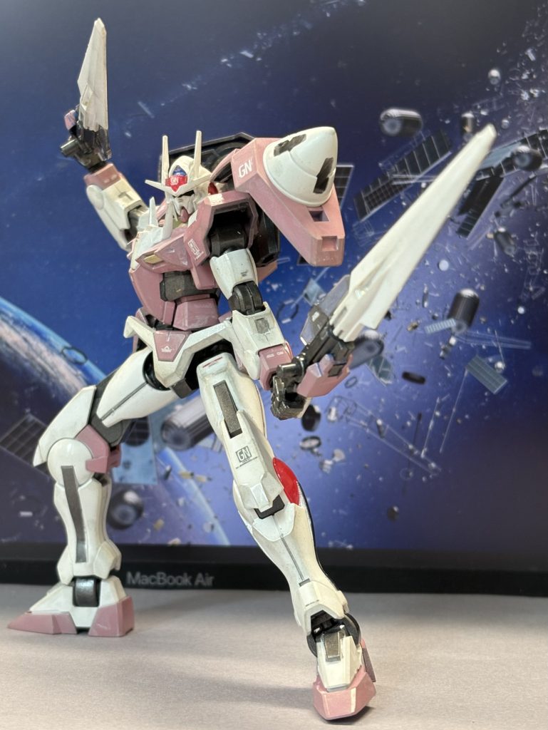 二刀流とか二丁拳銃ならではのポーズを考えてみたものの、あまりうまくいかず。拳銃というには長すぎるし、二刀流も大抵は短い刀で回転率を上げるとか長短の組み合わせとかの方が意味ありますし。ではでは