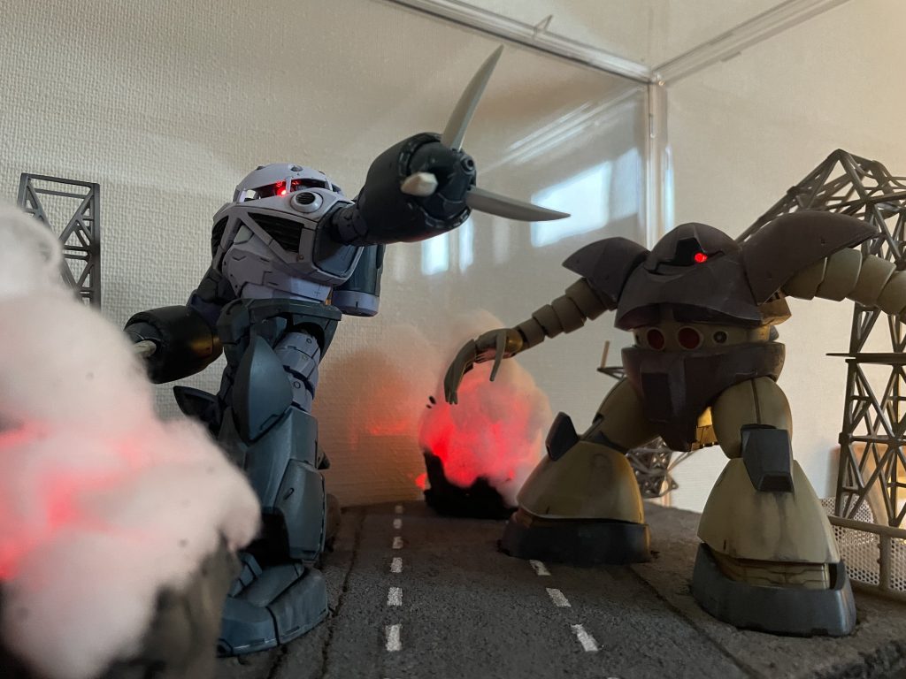 ベースはスタイロフォームから、高圧鉄塔はトミーテックのジオコレシリーズです。モノアイは点灯します。