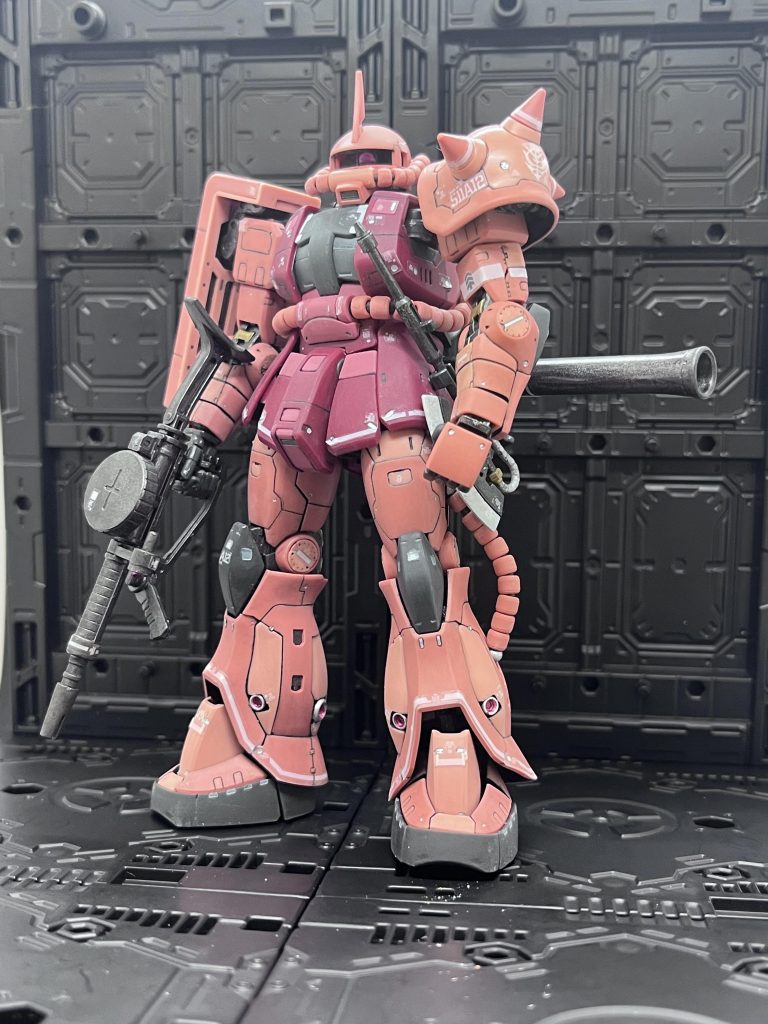 もう少し写真を載せたかったのですが、ポージングする度ににパーツがポロポロと…。イラっとしたので、ここまでにします(zaku-kao4)最後までご覧頂きありがとうございました。