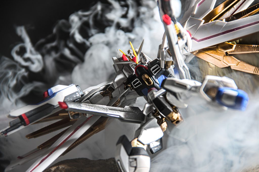 ゴールド部分をより濃いゴールドに、灰色部分をシルバーに塗装しました。