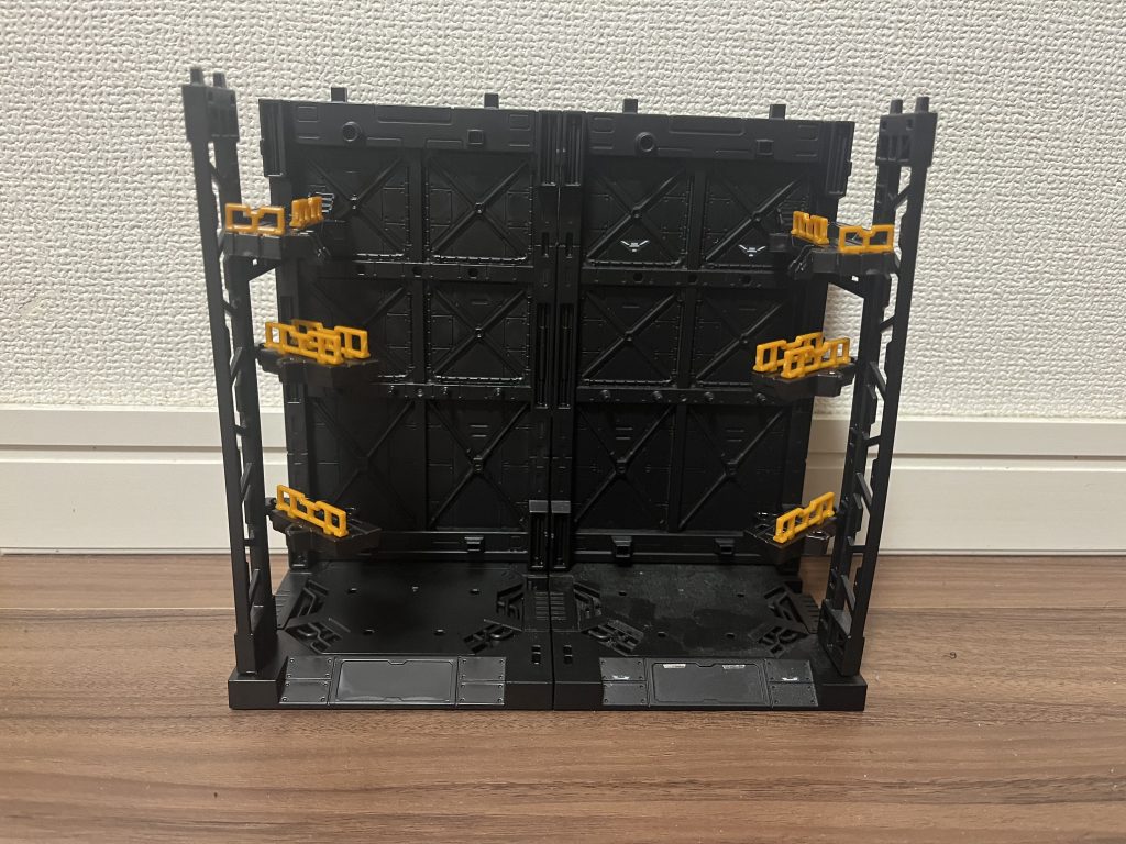 中階段と渡り階段を買いました。右は黒サフを吹いてデカールとか貼ってるんですけど左はなんもないです…