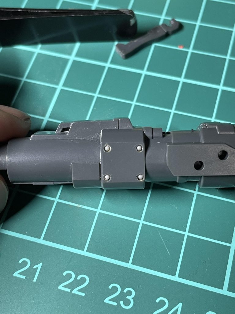 初のリベット打ち。塗って誤魔化す前。要修行ですね。