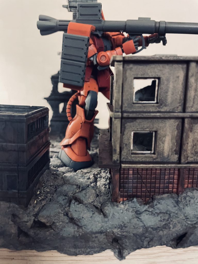 ビルの壁面にはウェザリングカラーのグラウンドブラウン、マルチブラック、マルチホワイトで汚しを入れています。