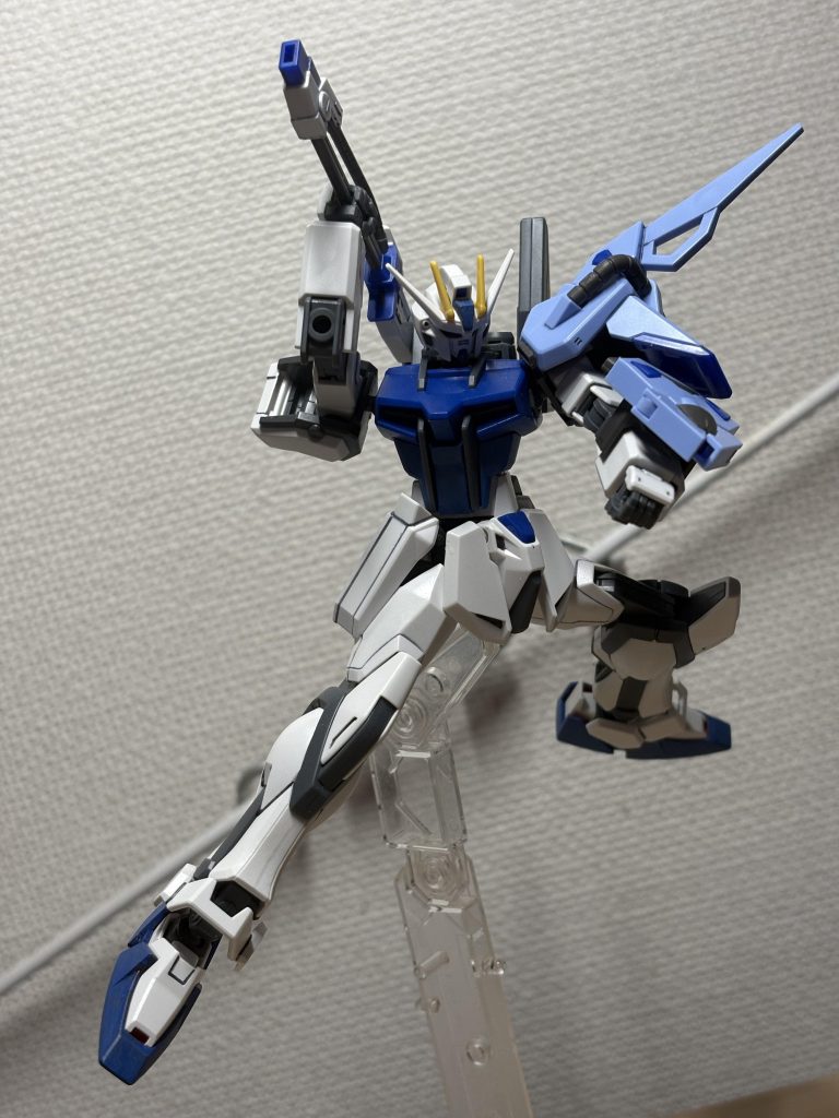 シュベルトゲベールを取り付けてる軸がちゃんと動くので、手に合わせて微調整できるのがやっぱり良い。抜刀ポーズもしっかり決まります!