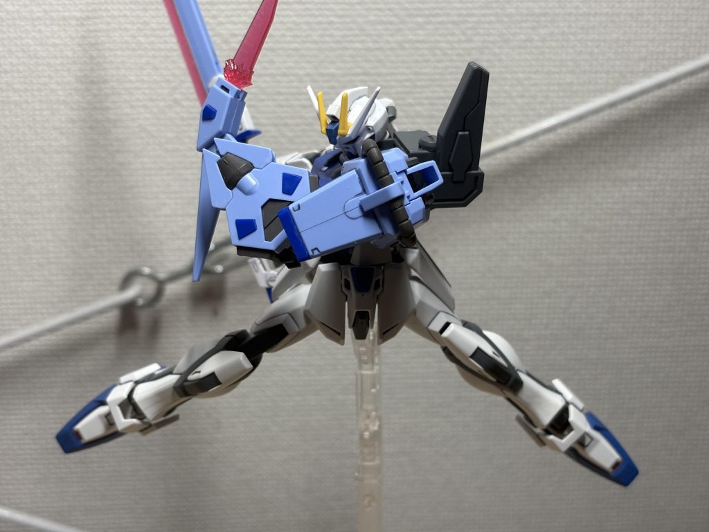 ソード装備の肩パーツは、合わせ目がしっかりと出てしまいます。ここを合わせ目消すと外せなくなります。次の写真撮る前に…段落ちモールド化しとこ、、