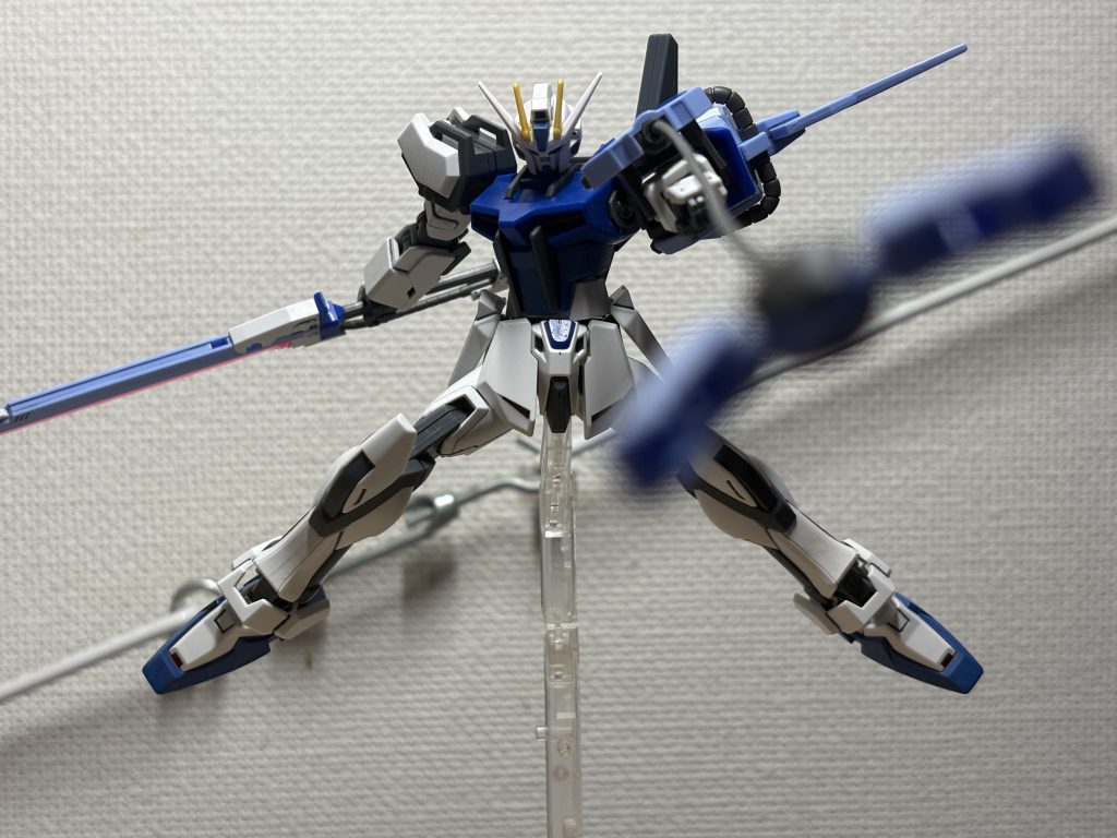 パンツァーアイゼン。飛ばす先っぽが軽いので、リード線でもある程度保持出来ますねwゲームでは、これで敵を引き寄せて格闘に繋げるなんてよくしますが、実は劇中での2回の使用はいずれも納刀状態だったのは忘れられがちw1度目は発進直後の出会い頭だったので、納刀してるのは分かります。ですが、2度目は1度目シーンのバンクなせいで、ゾノ相手に既に切り掛かっている、且つ他の武装使った形跡もないのに何故か納刀してるという謎シーンになってますねw