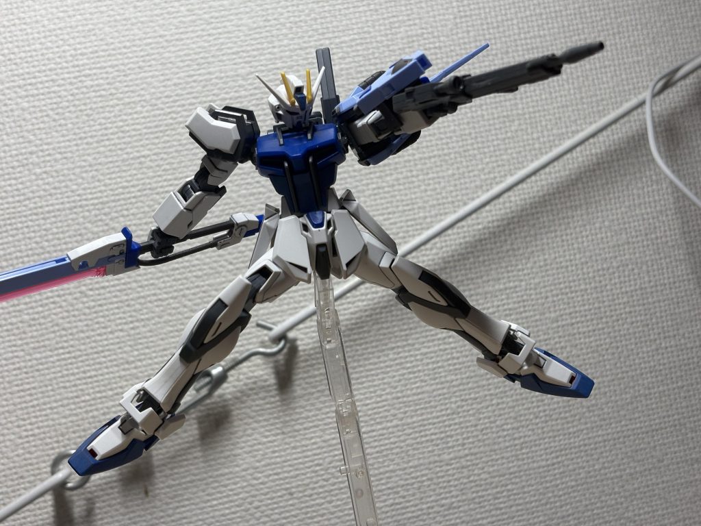 それって対艦刀持ったままでも、最低限の射撃戦が出来ることを目指していたんだろうなぁと思っていて。対艦刀を両手で保持したまま一方的に撃たれているのに、キラやシンは普通に回避して懐に飛び込んでるのがおかしいんだと思うんですwなので、ダガー用ソードストライカーではそこを改良して、対艦刀持ったままでも射撃戦もまあまあ出来るようにしてあげたいなと思っていました。