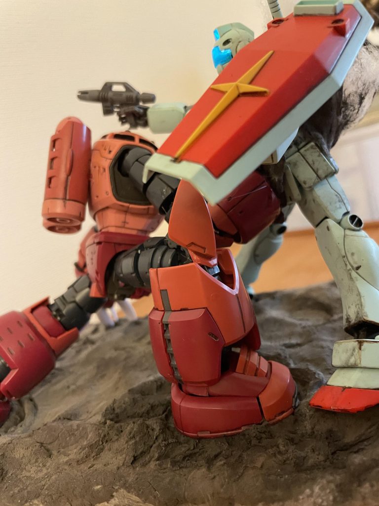 ジムのカメラはLEDで点灯します。アッパーカットのアングルで腹部にクローがヒットするイメージです。